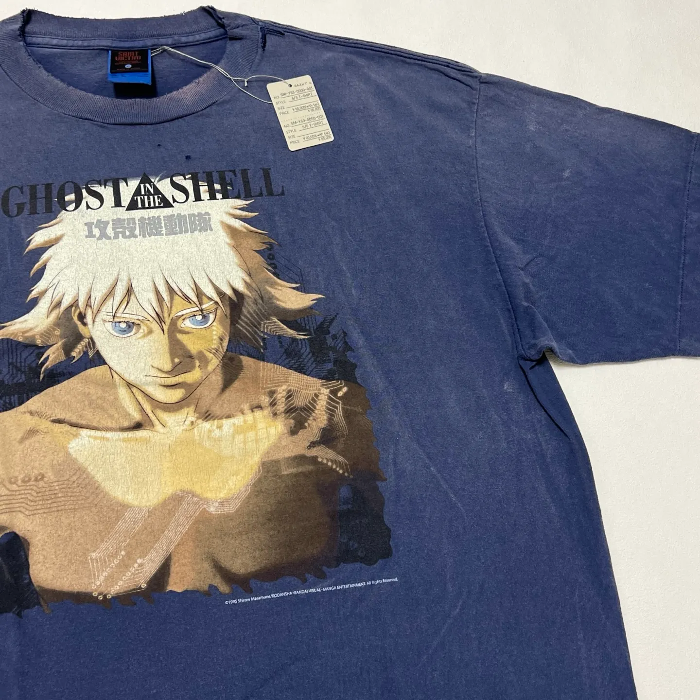 SAINT Mxxxxxx × Ghost in the Shell GS_SS TEE/GST IN THE SHELL/NVY Ghost in the Shell co-branded distressed short-sleeves White-haired plain character TEE Washed blue S-XL Look for the cylindrical fabric with no side seams. The open width is almost meaningless Asut ready-made garments dyed The whole piece is sprayed with horsetail. The collar and cuffs are faded. The collar and cuffs are frayed. Many hangings are worn. The oversized printing position restores the authenticity level. Customized joint main mark/wash mark/with little angel anti-counterfeiting mark